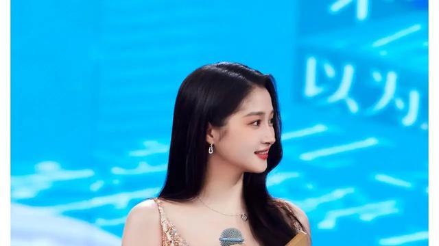 笑不活了, 关晓彤穿透视装叉到大腿根险走光, 我却笑死在网友评论区