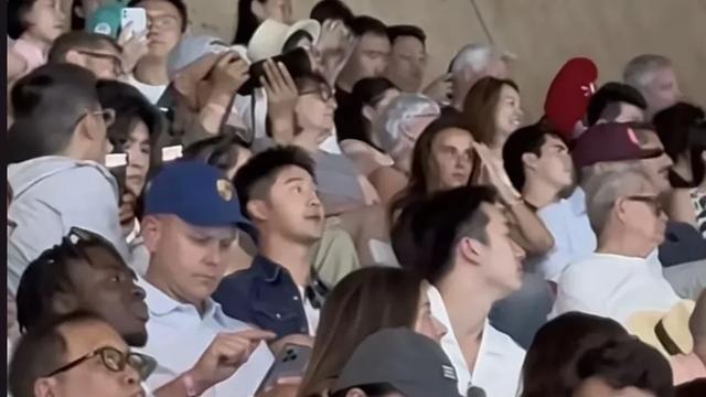 全红婵巴黎奥运夺冠，哥哥泪洒看台，感动全场！