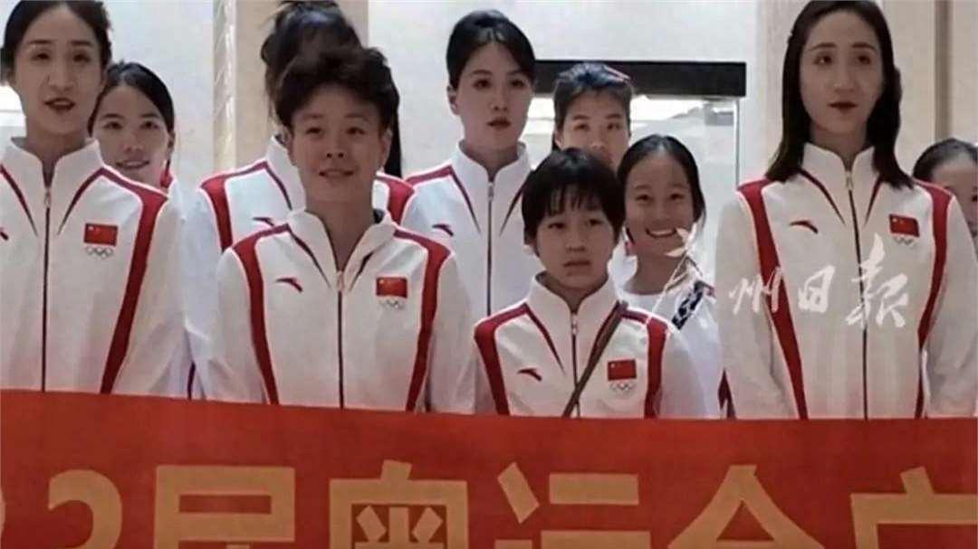 太累了! 广东奥运健儿连夜返广州, 全红婵生无可恋, 站着都要睡着