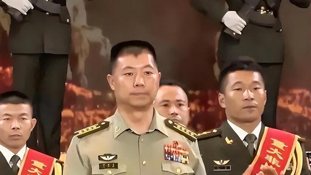 活着的一等功臣！驻守中印边境27年荣升副司令，六排勋表属实罕见