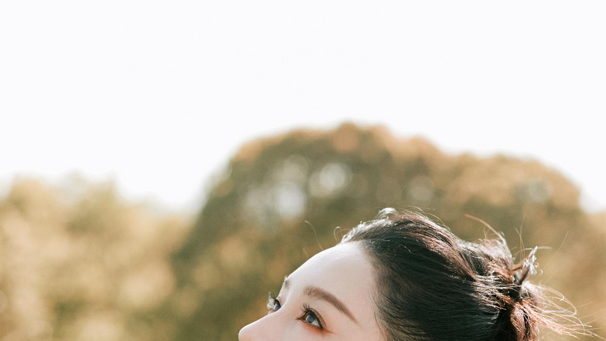 李沁身穿米色西装短裙套装，修长美腿吸睛十足，干净利落魅力四溢