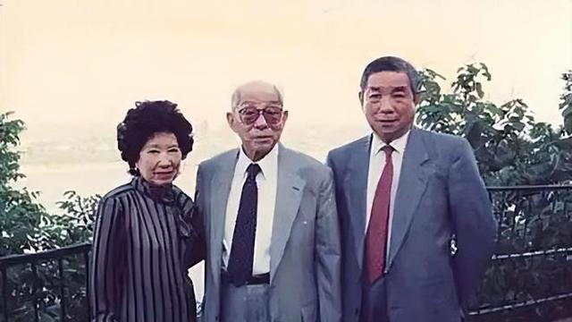 1993年黄宏看望张学良，请其为家乡题词，张学良最终只写了三个字