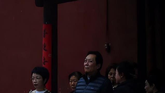 72岁唐国强近照，嘴巴紧闭脸部发黑，老到认不出，走路小心翼翼