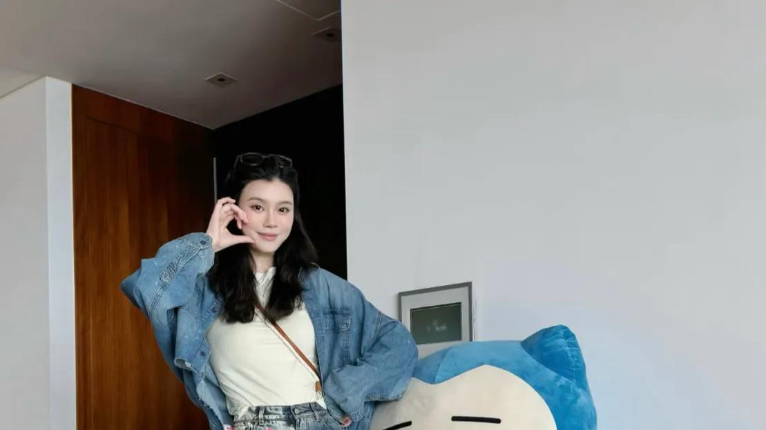 奚梦瑶搂着何猷君逛迪士尼，她和何猷君吃一根冰棍，她俩如胶似漆