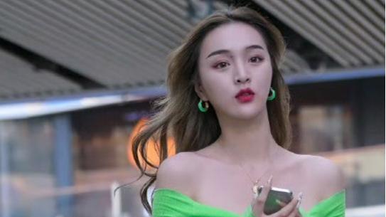 绿色一字肩上衣与黑色短裤：解锁夏日时尚的无限可能