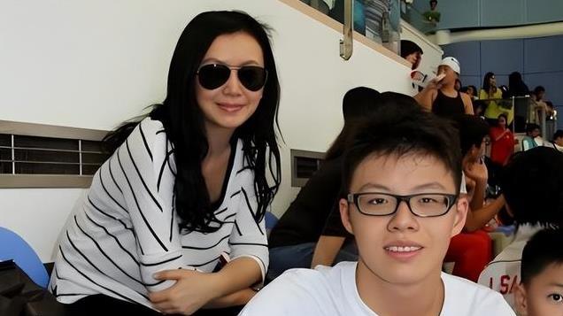 她曾与梁朝伟多年分合，独自一人将儿子抚养成人，现以儿子为傲