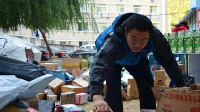 博士毕业生谭超送8年快递，大学老师：他脑子有病，网友：很励志
