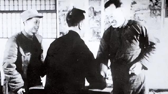 地下党被判死刑，行刑前他去上厕所，看守却意味深长道：早去早回