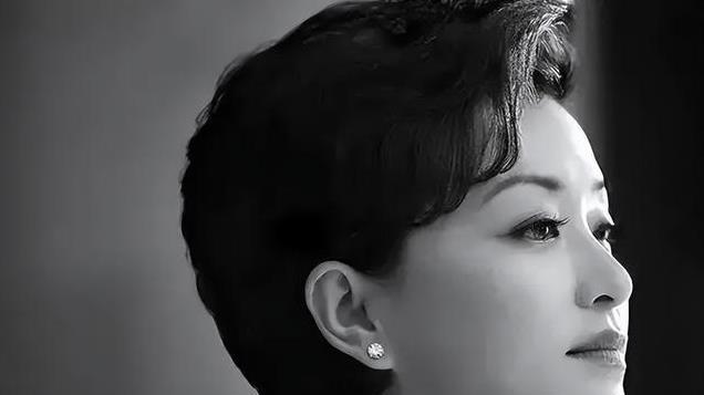 曾经的“央视一姐”，和银行丈夫离婚，转身嫁给“百亿富翁”