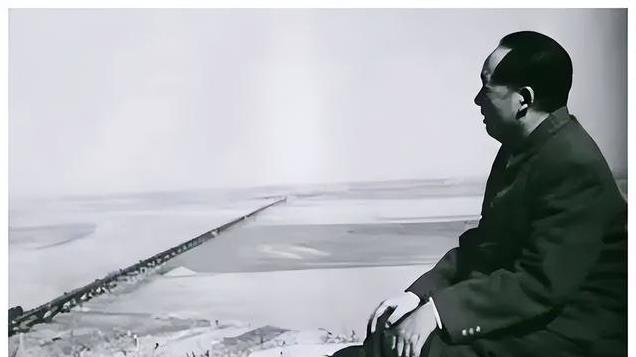 1959年，毛主席时隔32年重回韶山，看到父母墓地低矮破烂：不要修