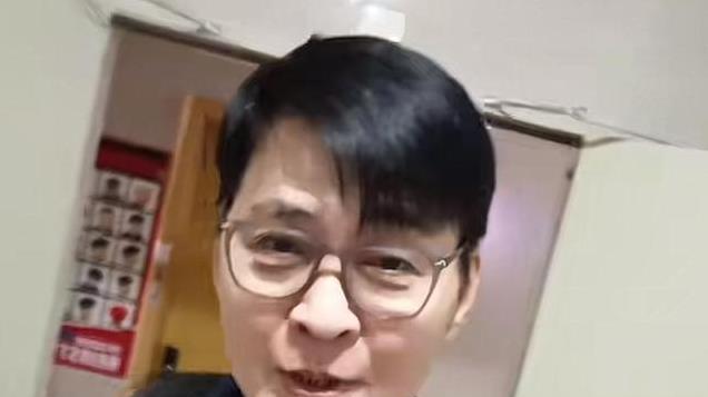 69岁知名港星顾冠忠定居中山！房子太小杂乱不堪，用编织袋装行李