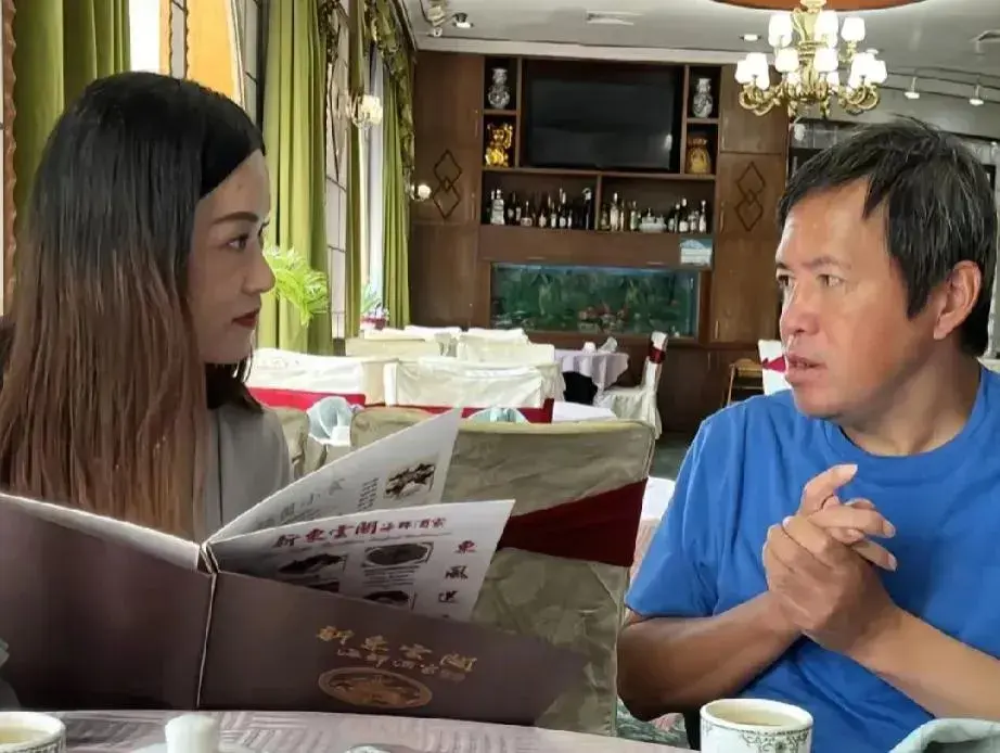 流浪博士孙卫东近照曝光，状态越来越好，和女子态度亲密被传恋情