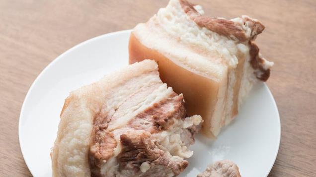 回锅肉好吃有窍门，关键2步别忽略，肉质鲜嫩不柴，香辣很下饭