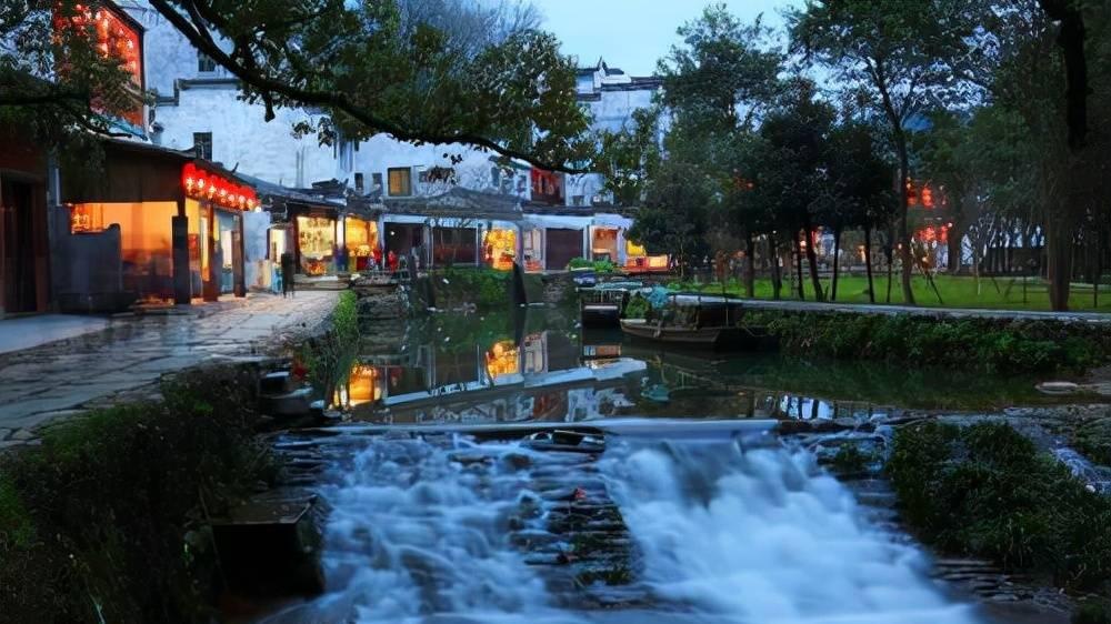 它虽然不如南昌、九江等大城市繁华，但是却有着独特的旅游魅力。