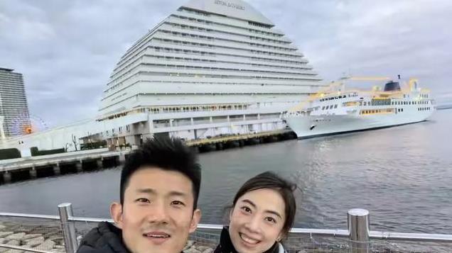 王适娴谈首次混双：只要不吵架就好了，谌龙在一旁傻笑，满眼宠溺