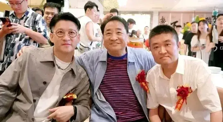 姜昆现身帮曹云金徒弟宣传演出，网友称赞曹云金人脉广