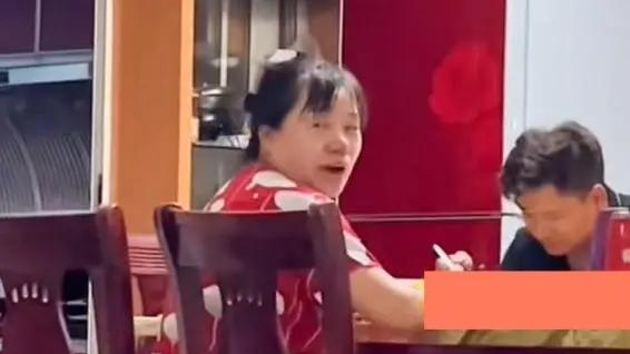 夫妻冷战女子被全家孤立，婆婆做好饭唯独不喊自己