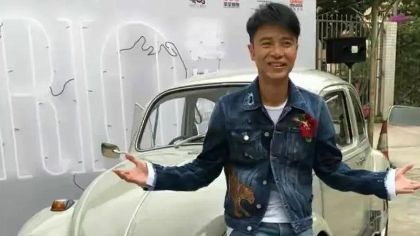李克勤换车，淘汰掉100万的路虎，换了国产大通，儿子名字当车牌
