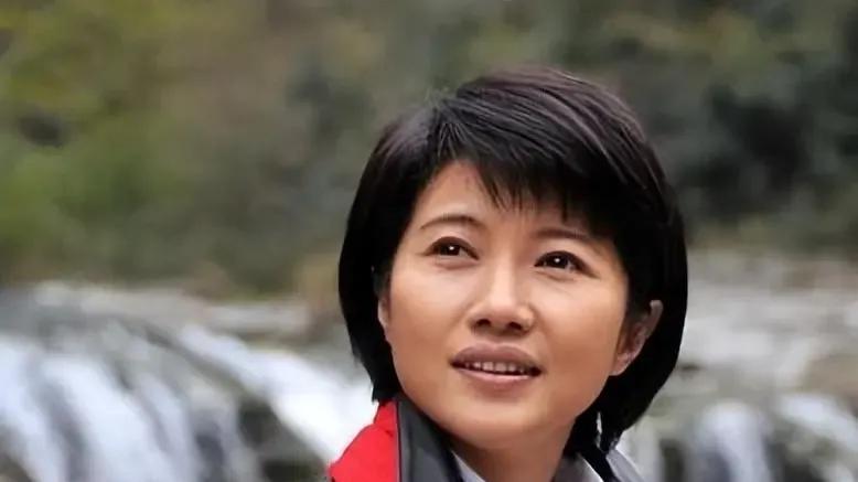 著名演员颜丙燕：8夺影后却不温不火，为母散尽家财，52岁仍单身