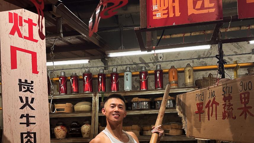 健身小哥身材犯规，光膀子卖炭火烤肉，麒麟臂抢镜