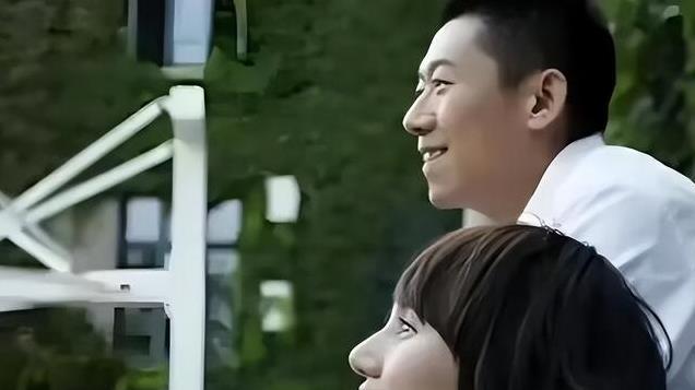 夏雨：结婚不邀请父亲，婚后与母亲明算账，妻子袁泉为他感到心疼