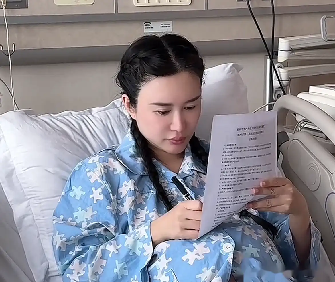 张纪中妻子四胎生女，宝宝6.96斤，吃600元美食，羡慕吗？