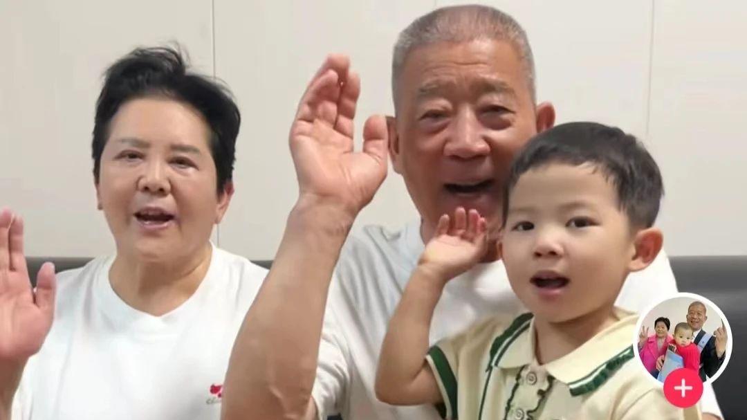 古稀父母带4岁幼女端午送祝福，妈妈变化大，评论区仍不乏质疑