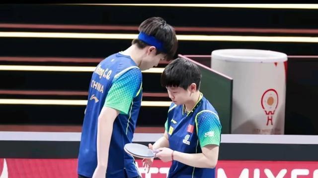 捧奖杯的明明三个人，却硬生生的变成了他凝视着她，他只看的到她