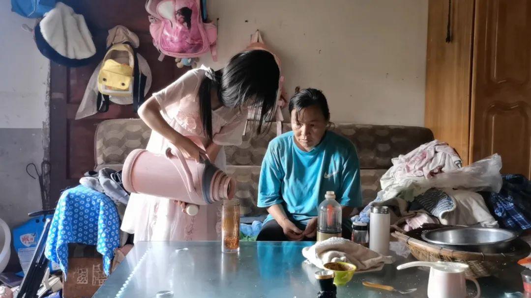 妈妈精神失常，12岁女孩照顾妈妈，经常被妈妈打却从不惧怕