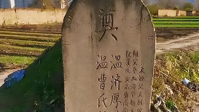 罕见照片，男子已经去世，妻子扶着他的尸身，与他拍下一张全家福