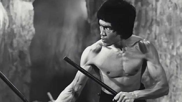 49年后，李小龙的死因有了新发现，专家：他死前喝下了大量的水
