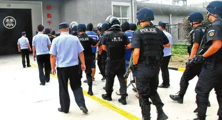 女子欢迎丈夫出狱，组织了30多人的队伍，还放鞭炮庆祝，警察直接带走女子