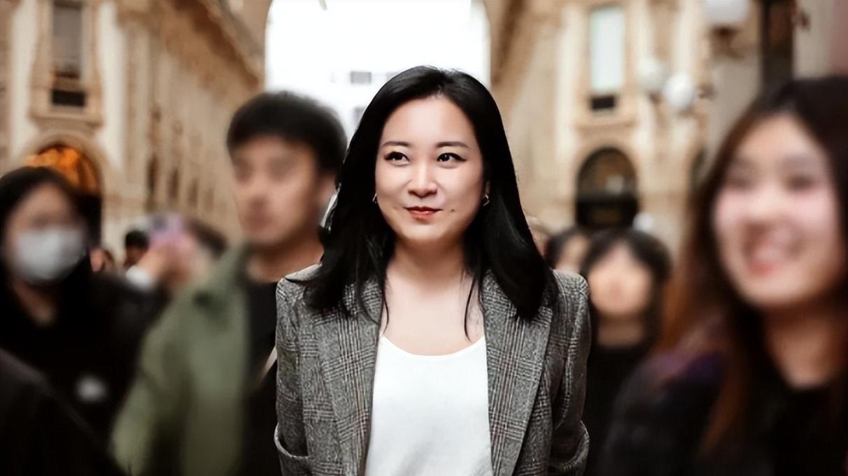贾玲又胖回来了，路人镜头下至少140斤，回归《王牌9》的看点有了