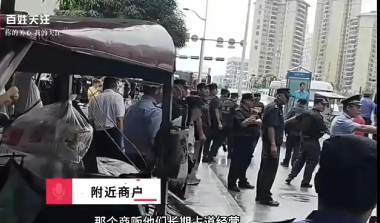 南宁火了！女摊贩占道经营持镰刀对峙城管，呼啦啦来了好几拨人！