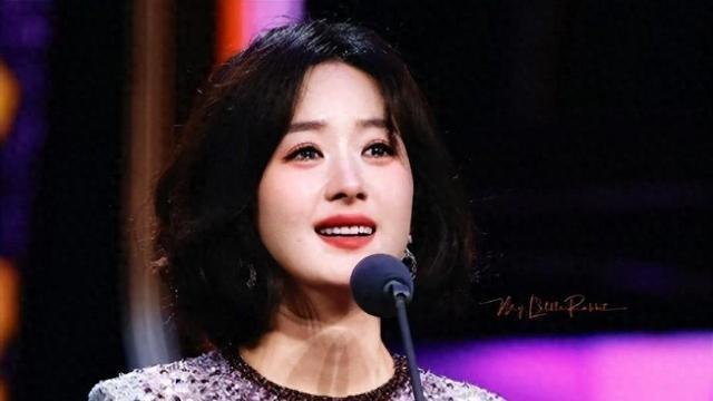 37岁赵丽颖再获金鹰视后，深夜发文宣布喜讯，终于等到这一天