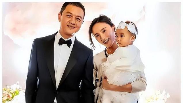 海哈金喜：本是富家女，给大19岁李亚鹏生娃，和继女处成好姐妹
