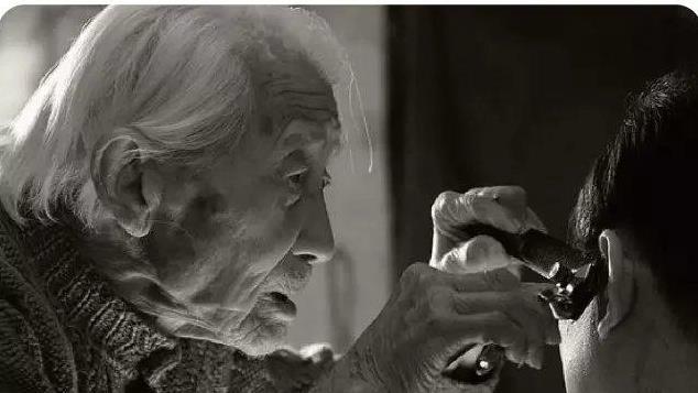 《剃头匠》敬大爷和时代的告别：一把剃刀，一生风骨