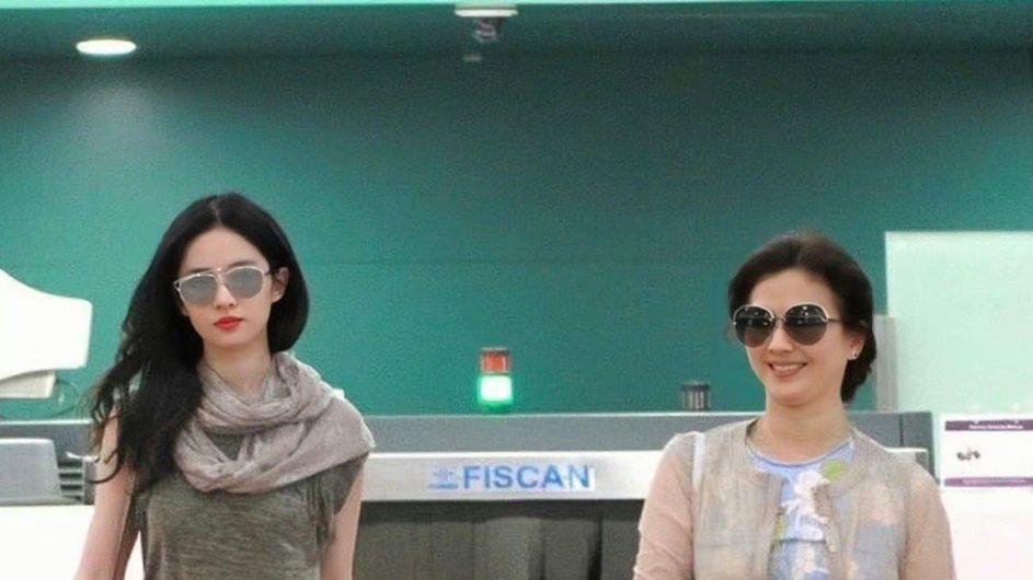 刘亦菲带母同框，溜肩驼背一脸憨笑，我却被她年过半百的妈妈惊艳