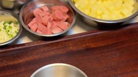 简单到极致！糖醋土豆鸡蛋拌饭，你试过吗？