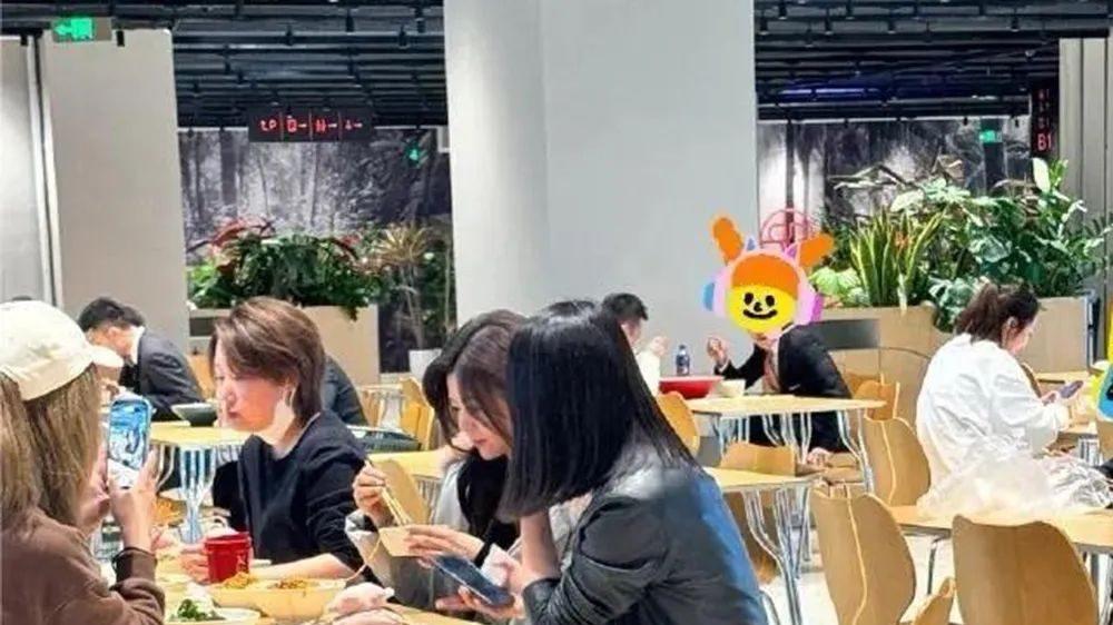 41岁陈妍希现身成都面馆，奶呼呼穿搭又甜又乖，娃娃脸一点不显老！