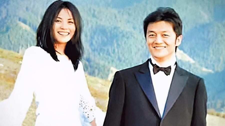 经历被窦唯认为是“阴谋”的婚姻，王菲与李亚鹏离婚是一种释然