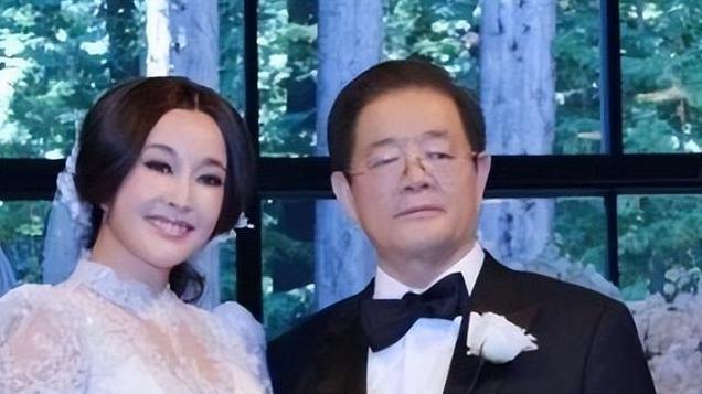 74岁刘晓庆新综艺开录，打扮时髦现身机场，同行67岁向太已坐轮椅