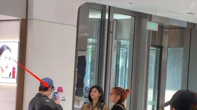 陈妍希婚变后首露面，一身穿搭价值10万，无名指仍戴婚戒，引热议
