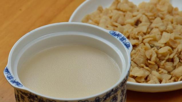 熬猪油，切忌直接下锅，多加2样多做1步，猪油洁白鲜香，放不坏