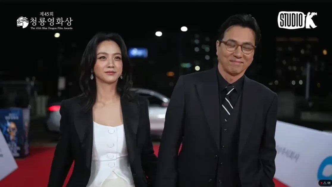 汤唯牵着老公金泰勇的手走红毯，金泰勇全程痴汉脸，他变帅气了！