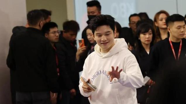 樊振东出席某品牌活动，台上台下判若两人，侧脸照尽显荷尔蒙气息