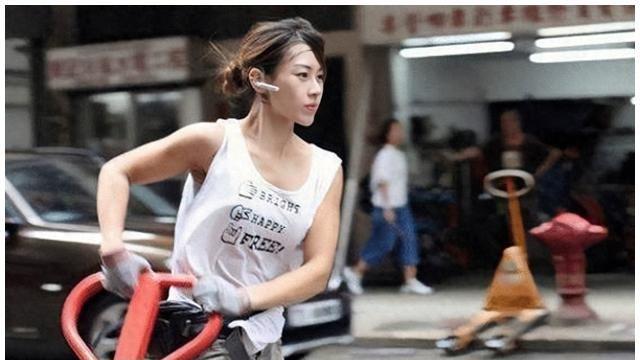 “香港最美搬运工”再现街头：如今干回老本行，面孔瘦到脱相