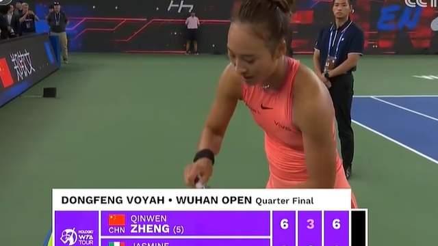 郑钦文2-1杀入4强：握拳庆祝全场沸腾！PK王欣瑜上演中国德比