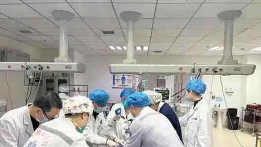 当年母亲下葬时邻居说风凉话，如今他家办丧事，邻居上门寻帮助