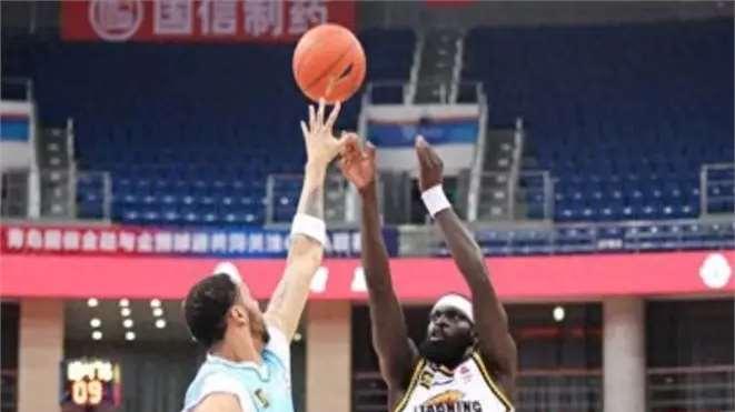 辽宁79-96输青岛，赛后揪出最大混子球员，全场11投0中，杨鸣愤怒